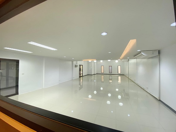 ให้เช่าพื้นที่สำนักงาน ย่าน วิภาวดี 130  ตรม ใกล้เคียง  หนังสือพิมพ์ไทยรัฐ เซ็นทรัลลาดพร้าว  